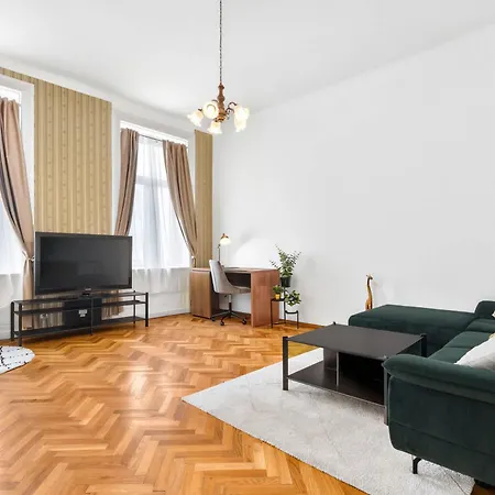 Classic Old Town With Private Balcony Apartamento *