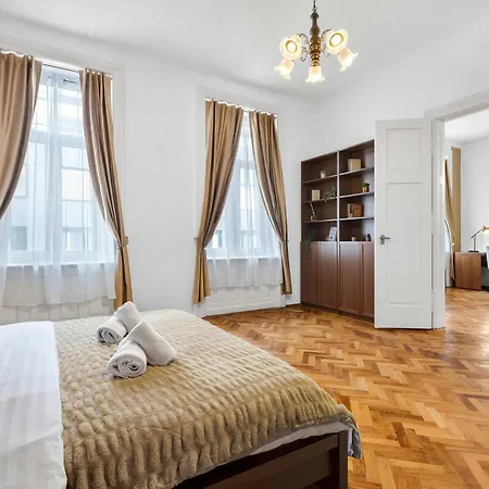 Classic Old Town With Private Balcony Apartamento