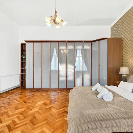 Classic Old Town With Private Balcony Apartamento *