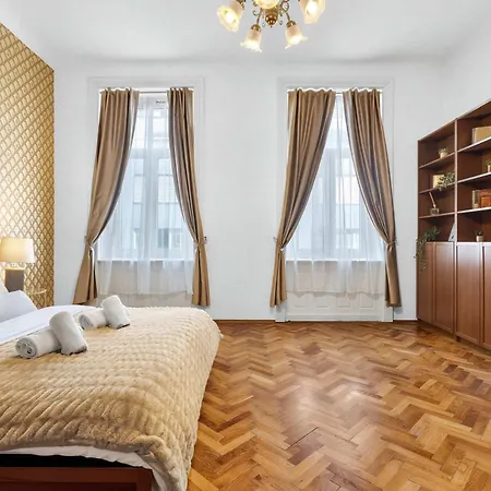 Classic Old Town With Private Balcony Apartamento *