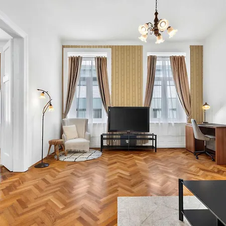Classic Old Town With Private Balcony Apartamento *