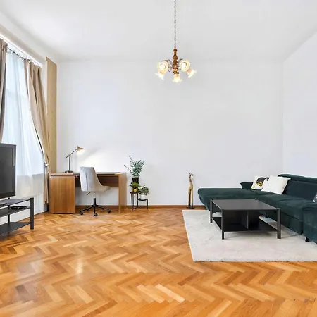 Classic Old Town With Private Balcony Apartamento *