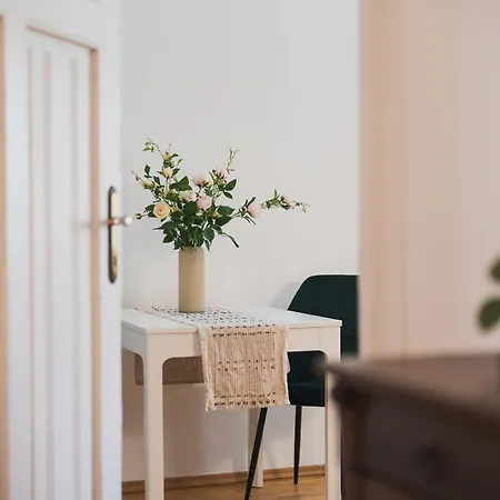 Classic Old Town With Private Balcony Apartamento
